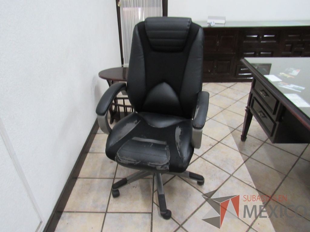Lote 029 - Escritorio de madera color café con cubierta protectora de vidrio y silla ejecutiva - Imagen 9