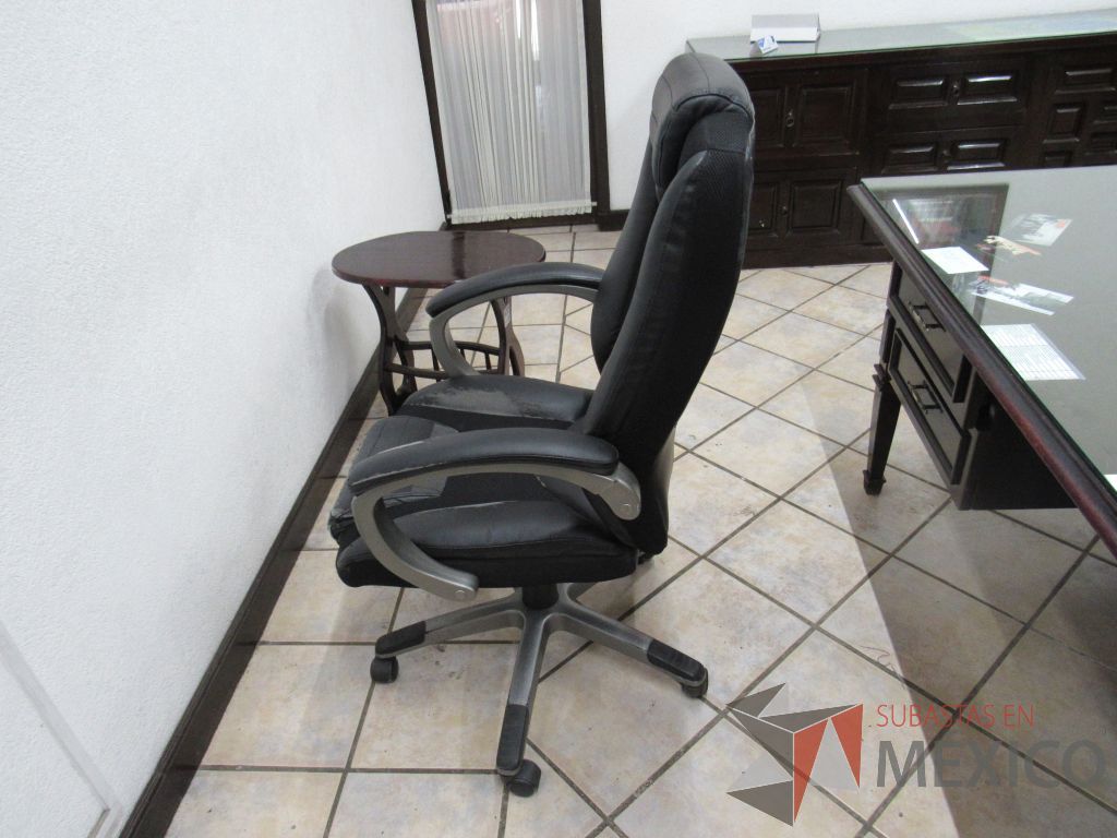 Lote 029 - Escritorio de madera color café con cubierta protectora de vidrio y silla ejecutiva - Imagen 8