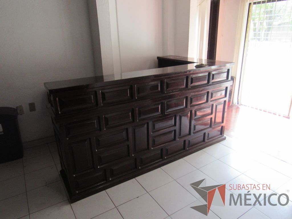 Lote 032- Mueble de recepción con 2 cajones y porta teclado de madera color vino. - Imagen 2