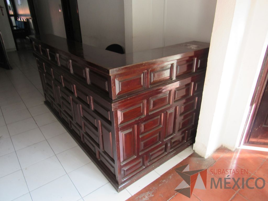 Lote 032- Mueble de recepción con 2 cajones y porta teclado de madera color vino. - Imagen 3