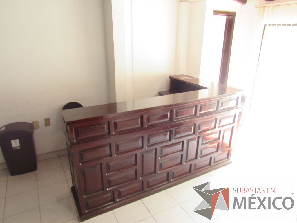 Lote 032- Mueble de recepción con 2 cajones y porta teclado de madera color vino.