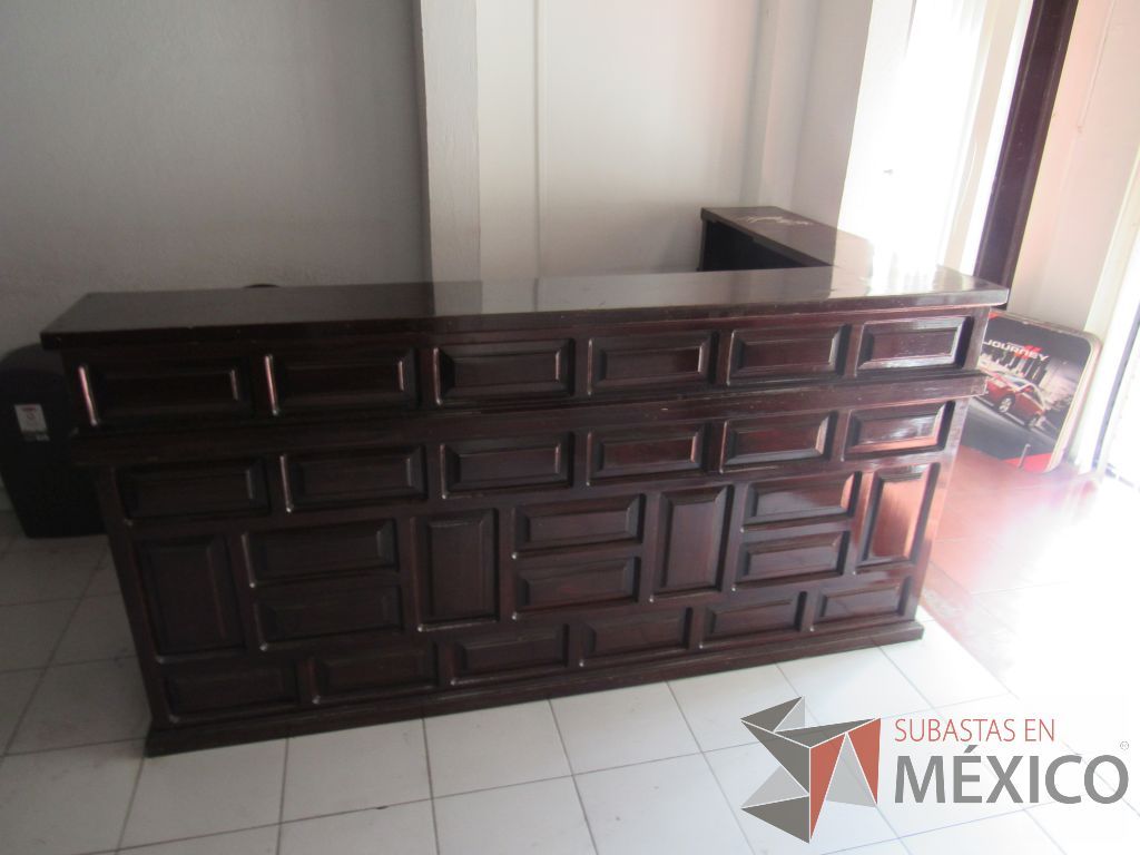 Lote 032- Mueble de recepción con 2 cajones y porta teclado de madera color vino. - Imagen 4