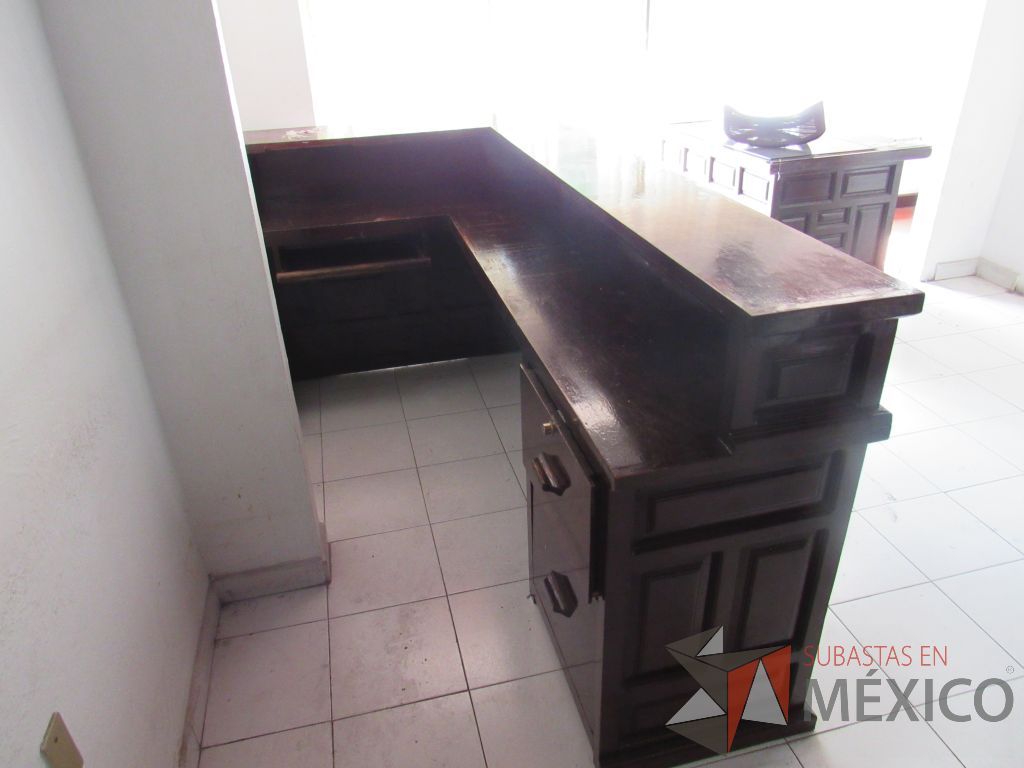 Lote 032- Mueble de recepción con 2 cajones y porta teclado de madera color vino. - Imagen 5