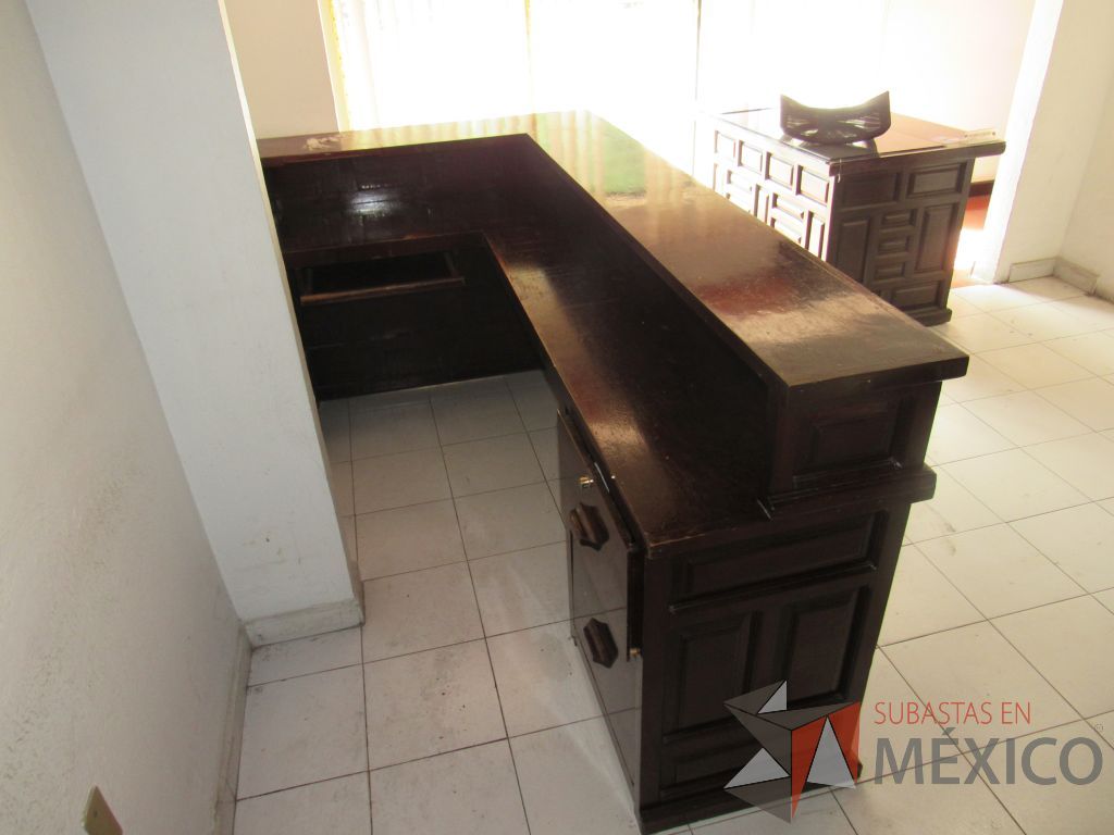 Lote 032- Mueble de recepción con 2 cajones y porta teclado de madera color vino. - Imagen 6