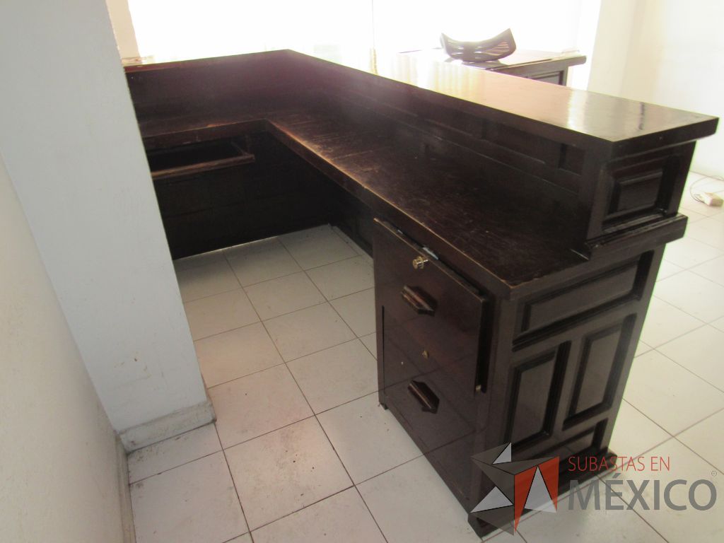Lote 032- Mueble de recepción con 2 cajones y porta teclado de madera color vino. - Imagen 7