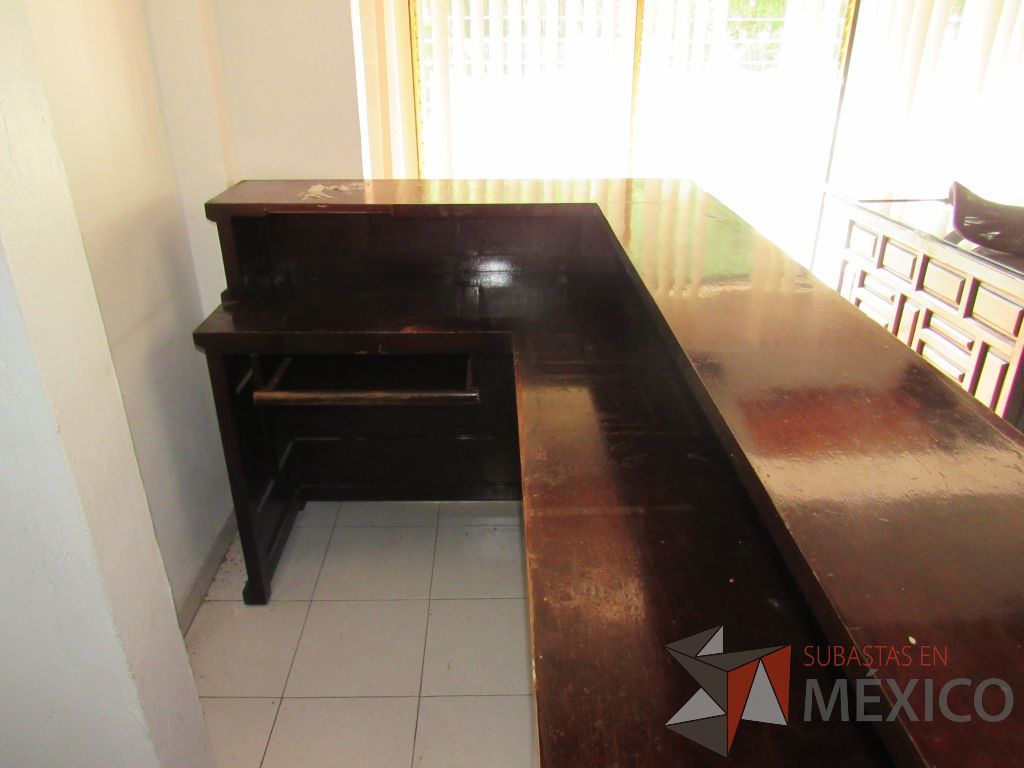 Lote 032- Mueble de recepción con 2 cajones y porta teclado de madera color vino. - Imagen 8