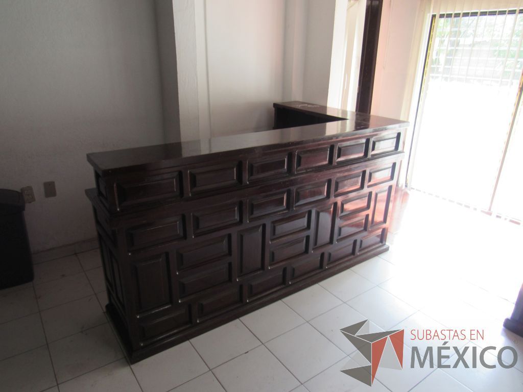 Lote 032- Mueble de recepción con 2 cajones y porta teclado de madera color vino. - Imagen 9