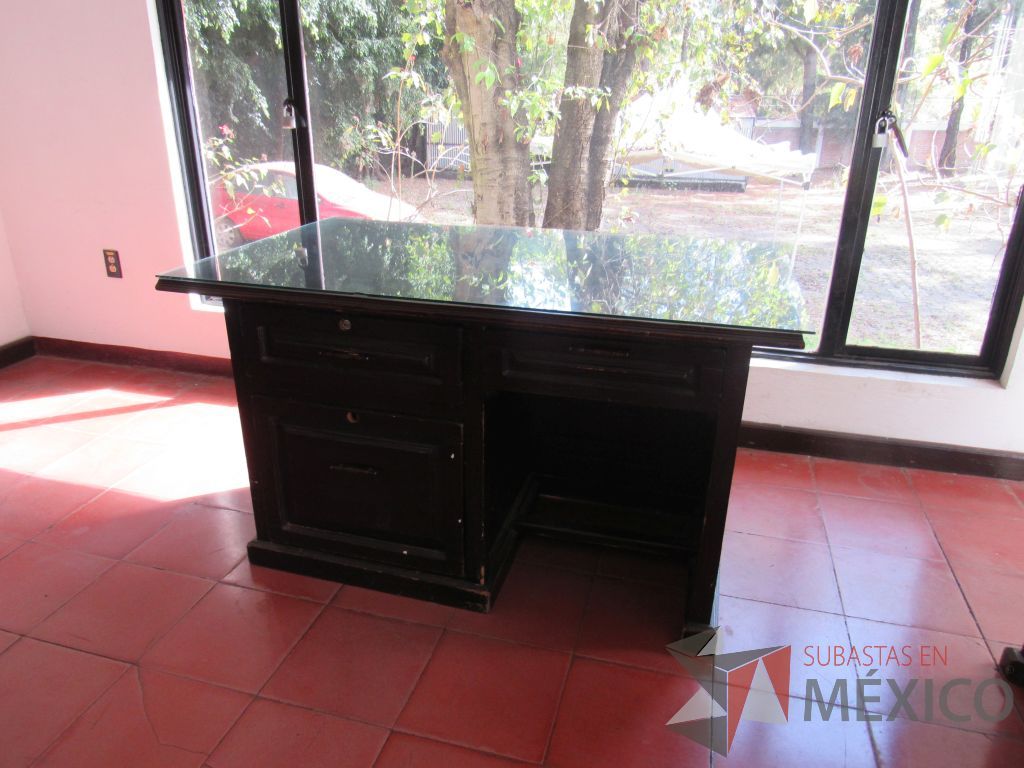 Lote 035 - Escritorio con 2 cajones de madera color café y cubierta protectora de vidrio. - Imagen 4
