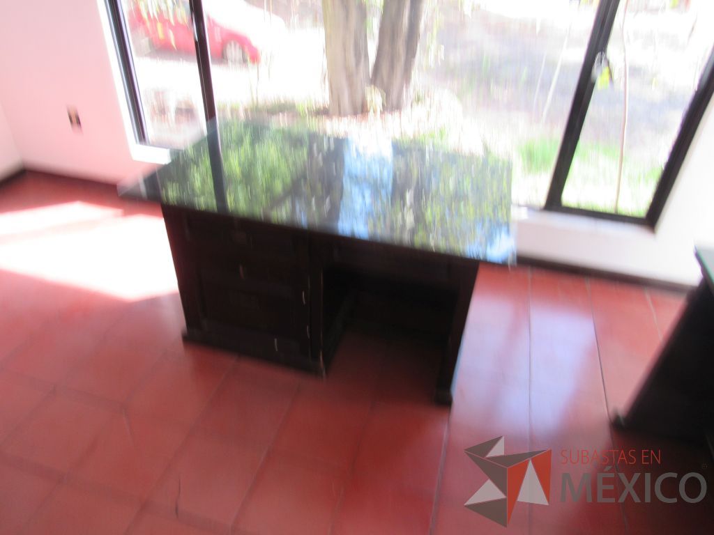 Lote 035 - Escritorio con 2 cajones de madera color café y cubierta protectora de vidrio. - Imagen 5