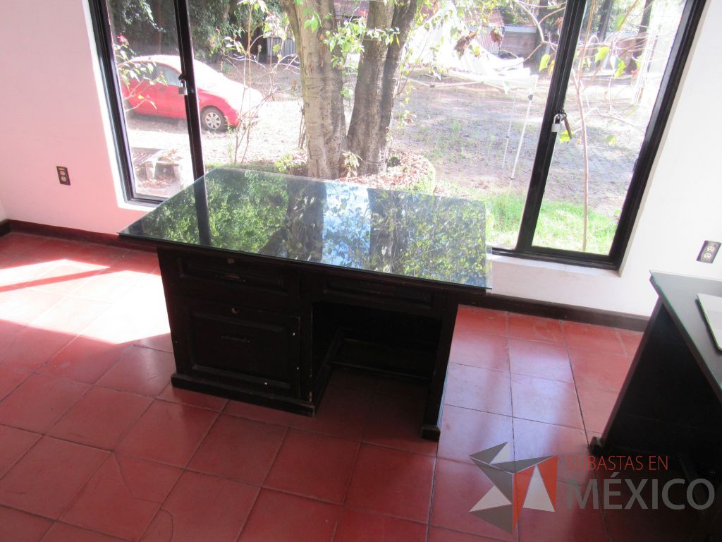 Lote 035 - Escritorio con 2 cajones de madera color café y cubierta protectora de vidrio. - Imagen 6