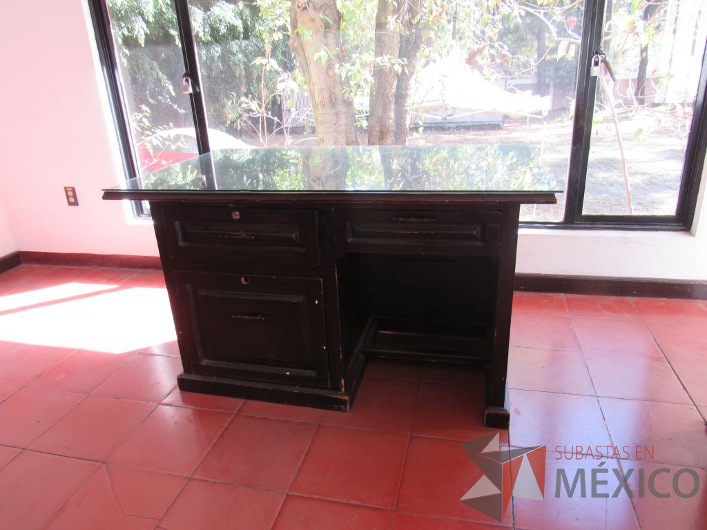 Lote 035 - Escritorio con 2 cajones de madera color café y cubierta protectora de vidrio. - Imagen 7
