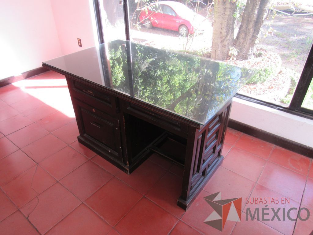 Lote 035 - Escritorio con 2 cajones de madera color café y cubierta protectora de vidrio.