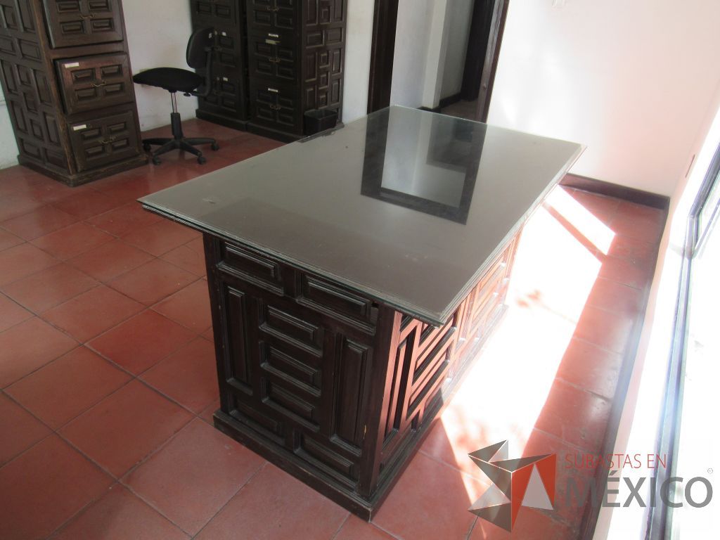 Lote 035 - Escritorio con 2 cajones de madera color café y cubierta protectora de vidrio. - Imagen 9