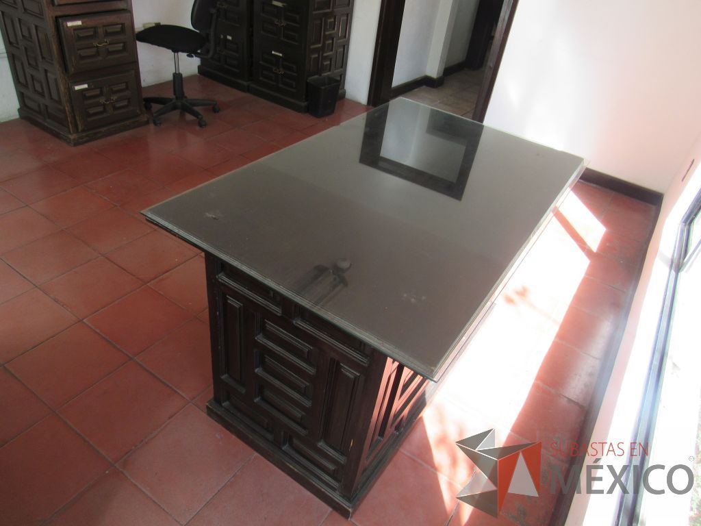Lote 035 - Escritorio con 2 cajones de madera color café y cubierta protectora de vidrio. - Imagen 10