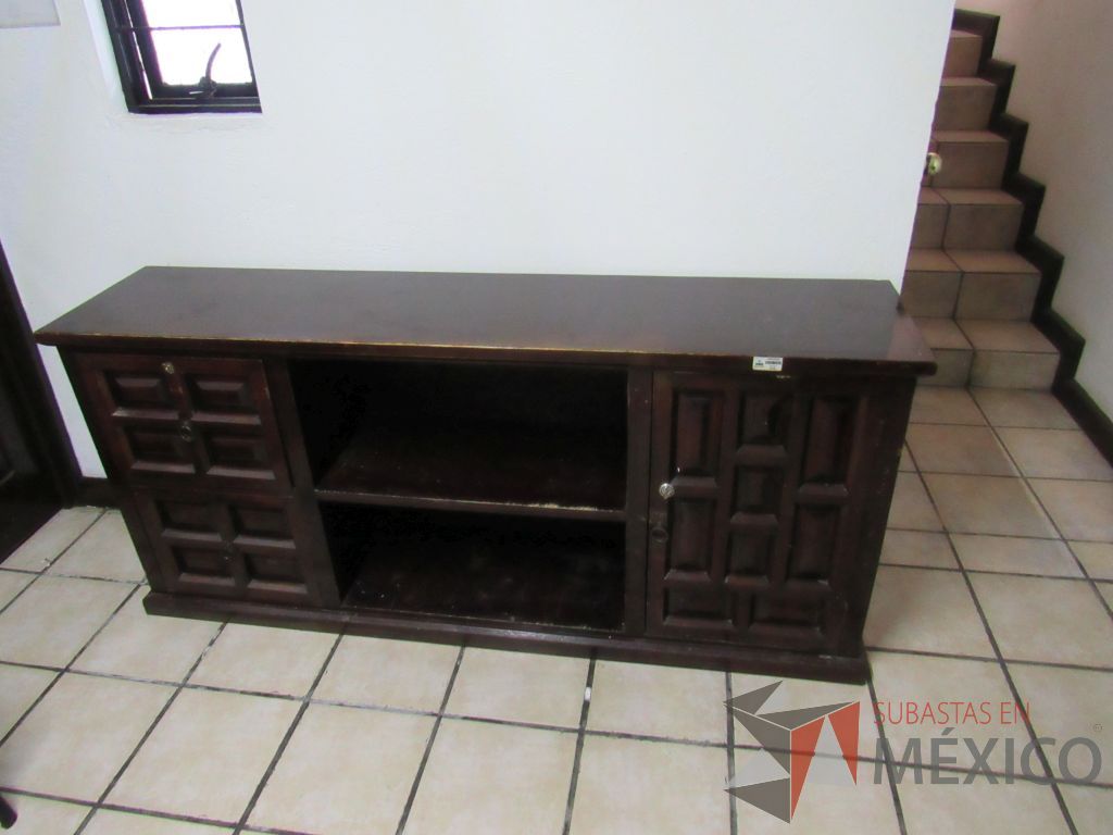 Lote 037 - Credenza de madera con 1 entrepaño, 2 cajones y 1 puerta color vino.