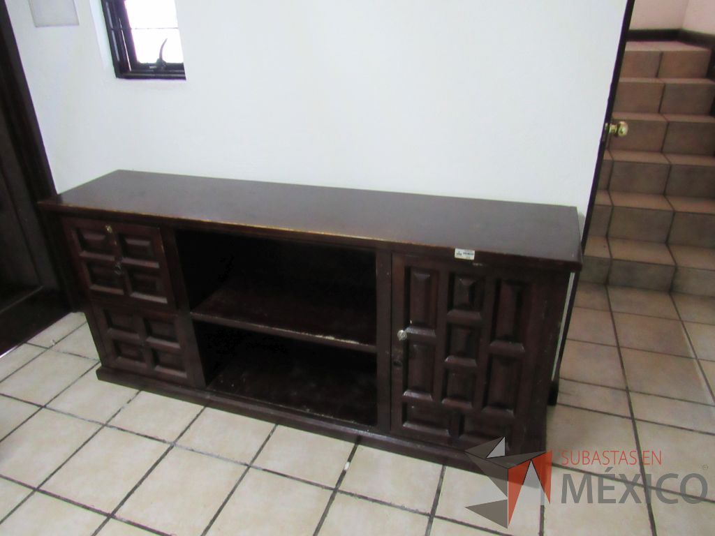 Lote 037 - Credenza de madera con 1 entrepaño, 2 cajones y 1 puerta color vino. - Imagen 2