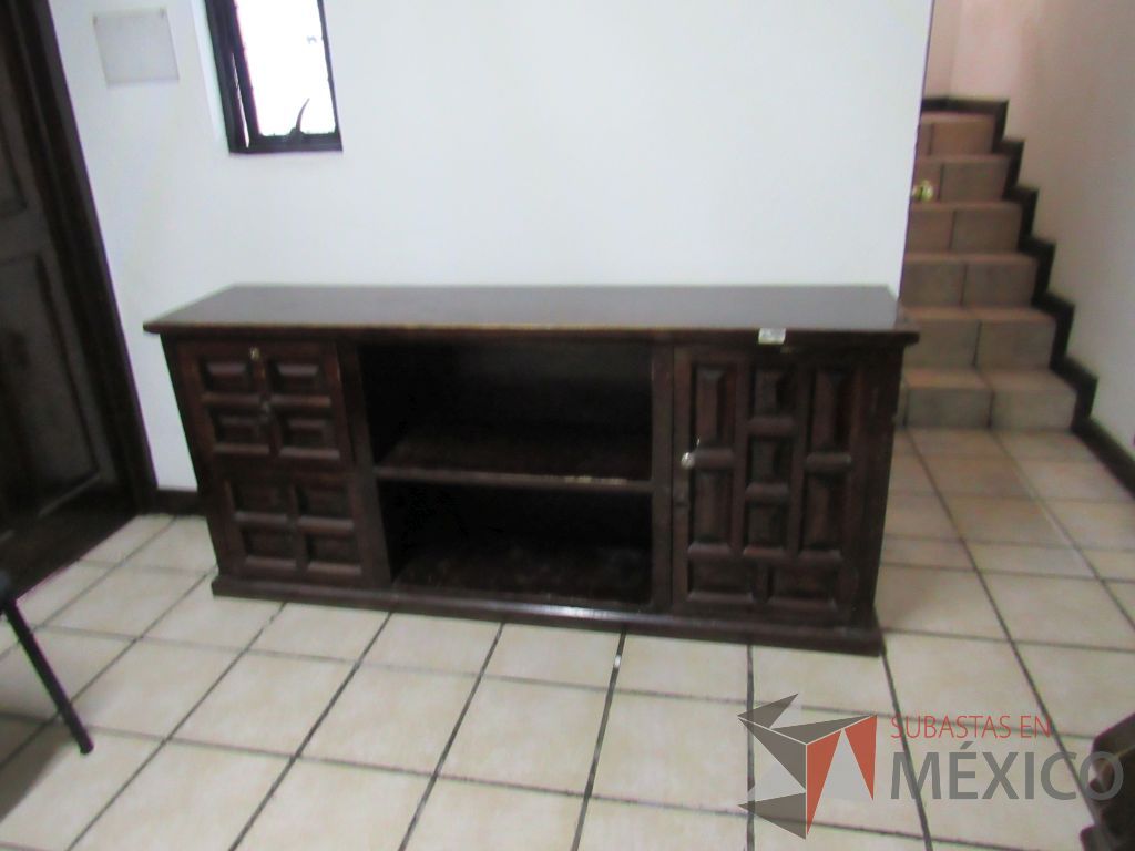 Lote 037 - Credenza de madera con 1 entrepaño, 2 cajones y 1 puerta color vino. - Imagen 3