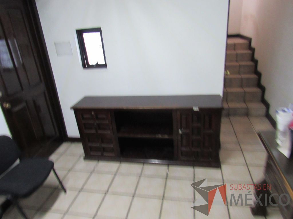 Lote 037 - Credenza de madera con 1 entrepaño, 2 cajones y 1 puerta color vino. - Imagen 4