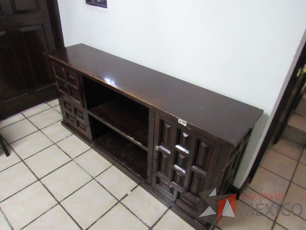Lote 037 - Credenza de madera con 1 entrepaño, 2 cajones y 1 puerta color vino. - Imagen 5