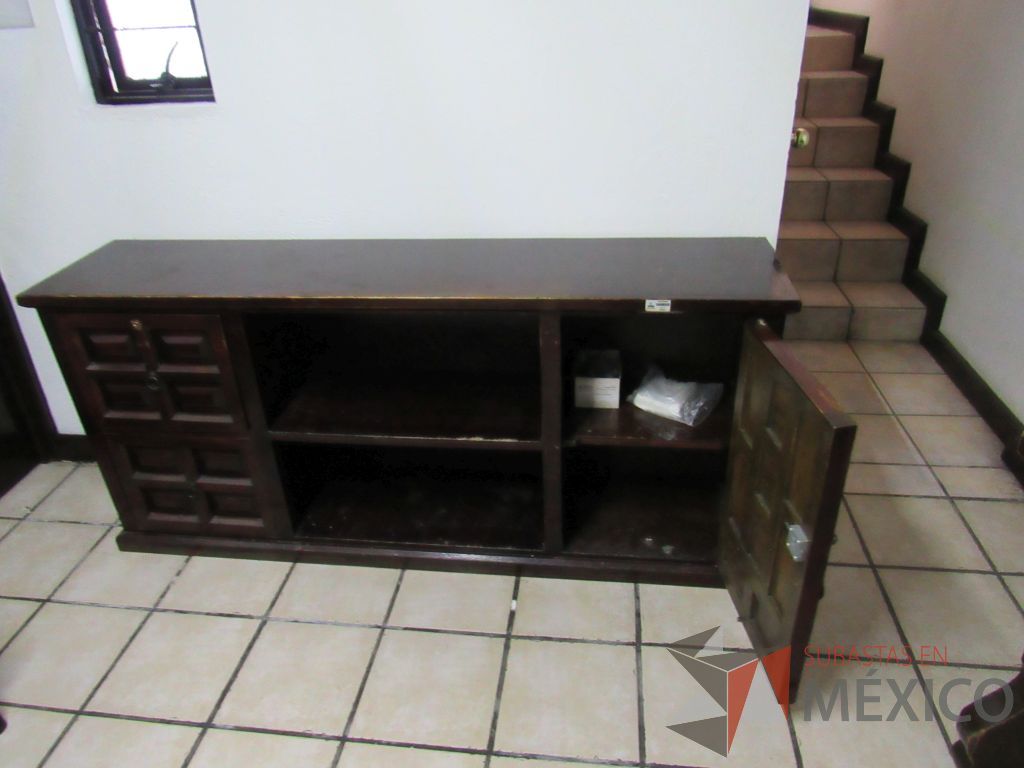 Lote 037 - Credenza de madera con 1 entrepaño, 2 cajones y 1 puerta color vino. - Imagen 6