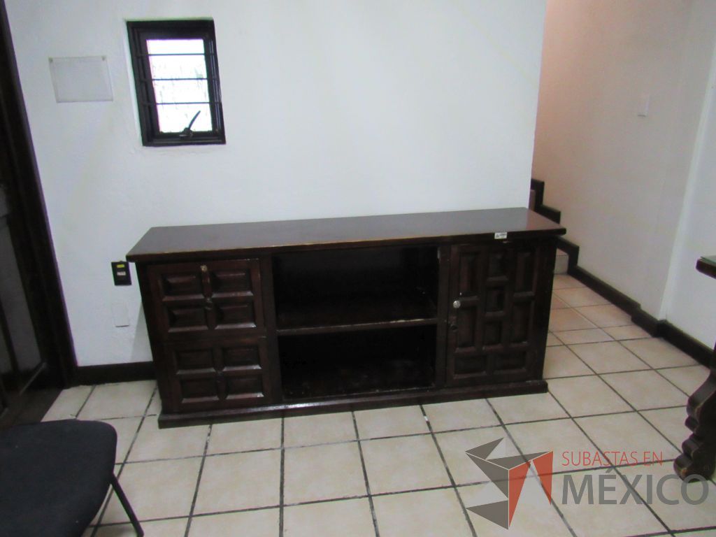 Lote 037 - Credenza de madera con 1 entrepaño, 2 cajones y 1 puerta color vino. - Imagen 7