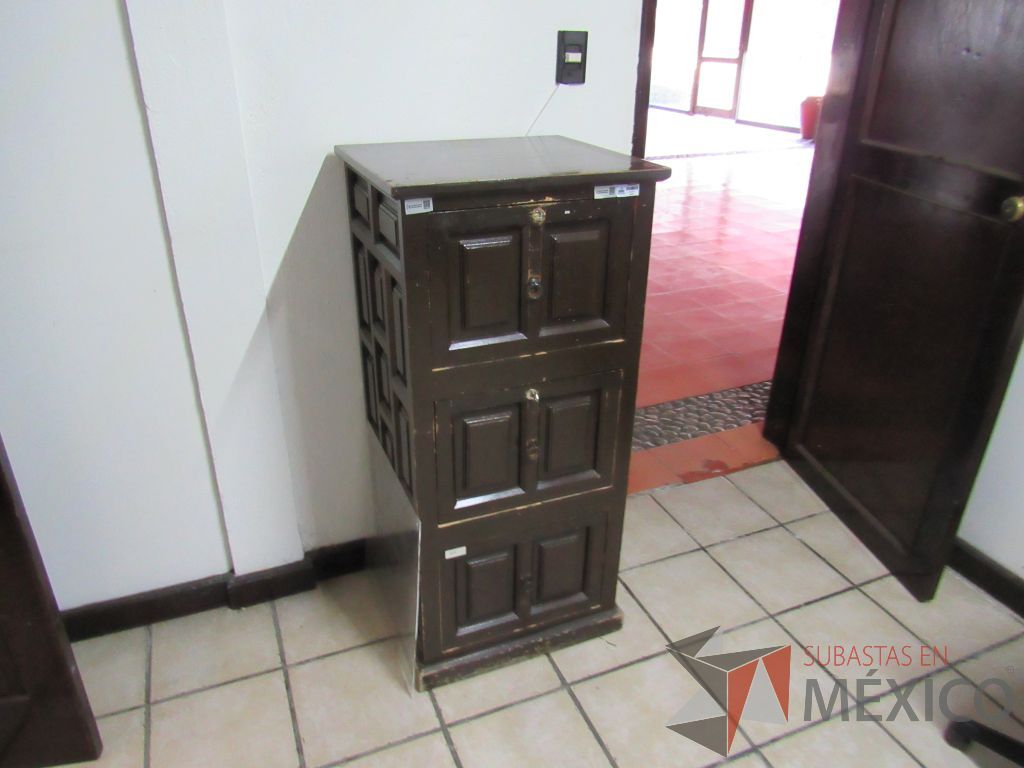 Lote 038 - Archivero vertical alto de madera de 3 cajones color café - Imagen 4