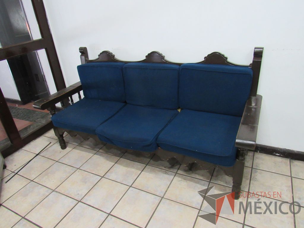 Lote 039 - Sillón de 3 plazas con 4 patas de madera color café y cojines color azul. - Imagen 2