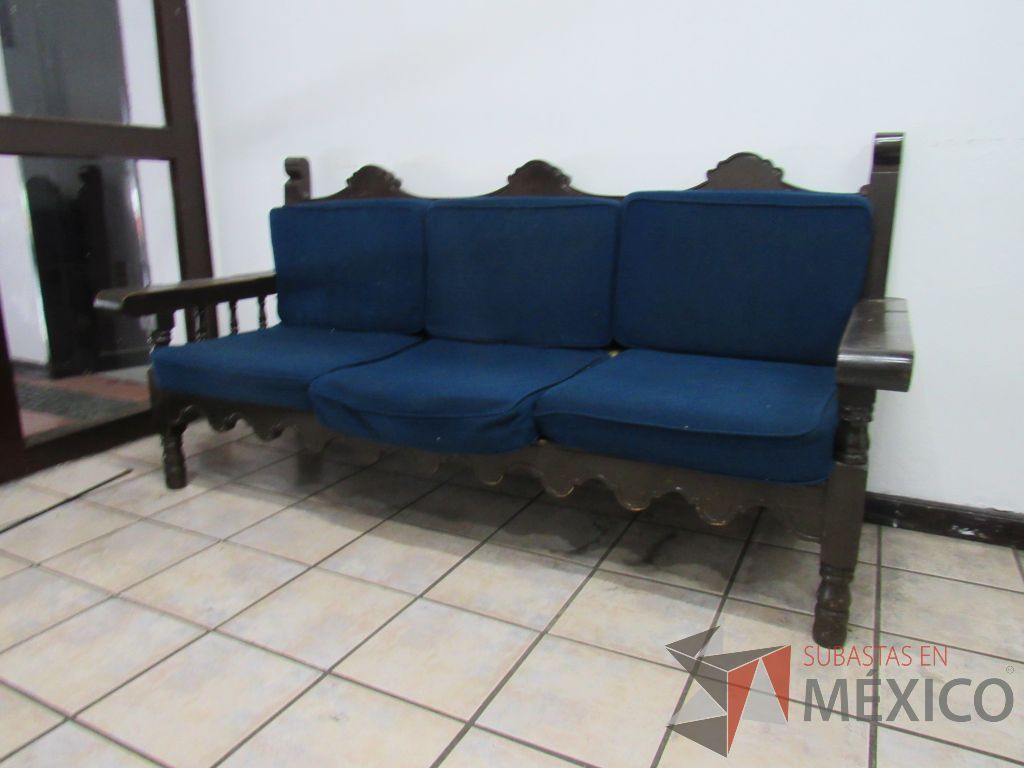 Lote 039 - Sillón de 3 plazas con 4 patas de madera color café y cojines color azul. - Imagen 3