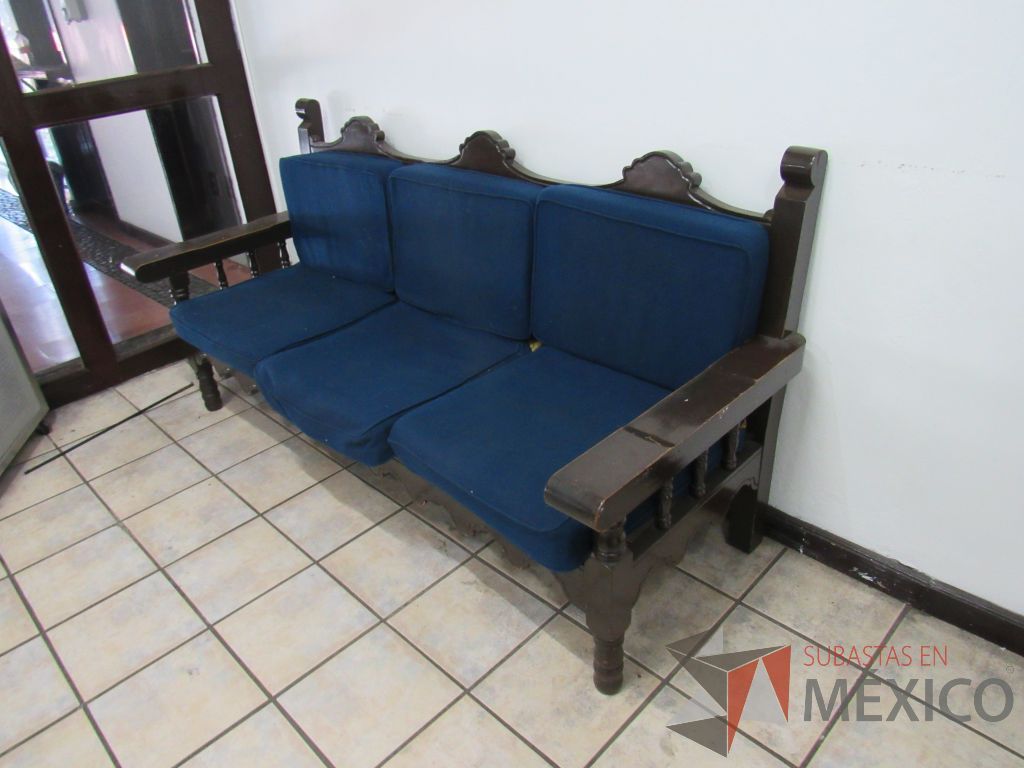 Lote 039 - Sillón de 3 plazas con 4 patas de madera color café y cojines color azul. - Imagen 4