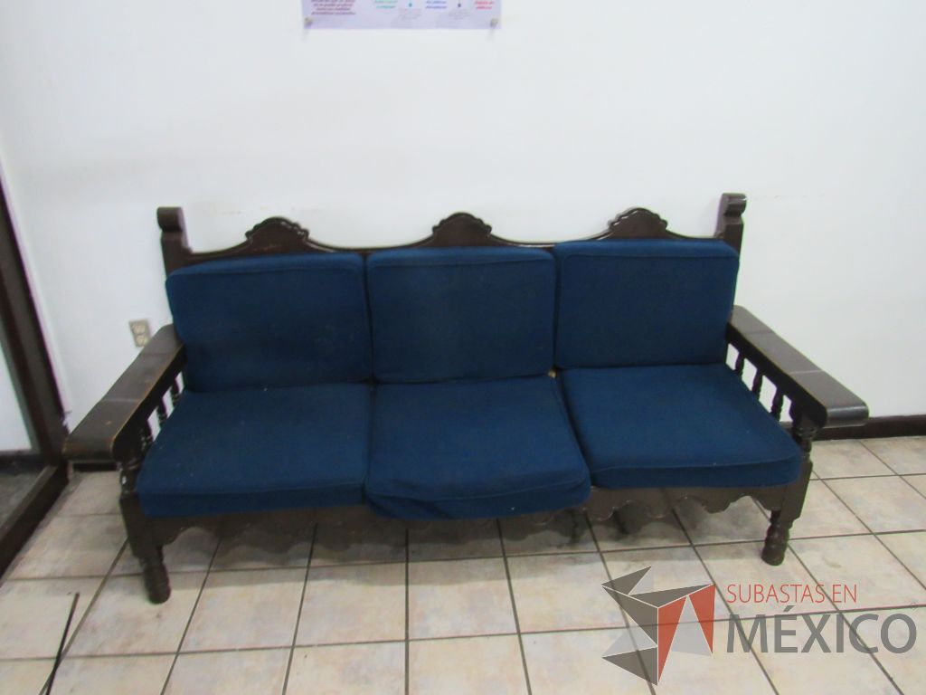 Lote 039 - Sillón de 3 plazas con 4 patas de madera color café y cojines color azul.