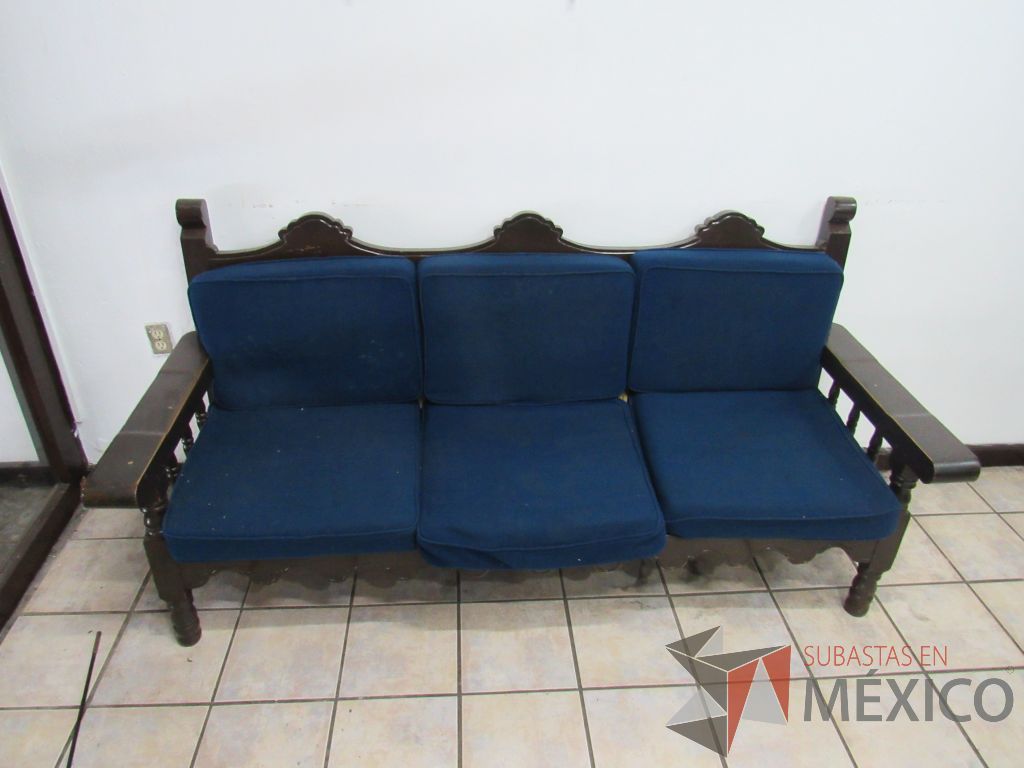Lote 039 - Sillón de 3 plazas con 4 patas de madera color café y cojines color azul. - Imagen 5