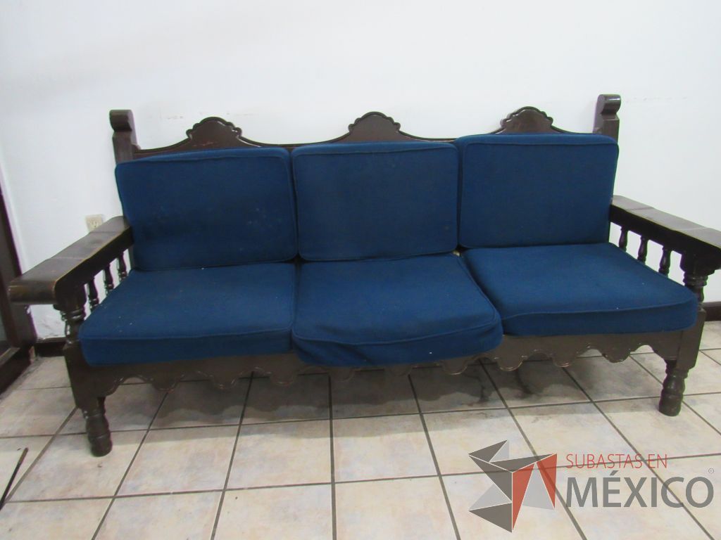 Lote 039 - Sillón de 3 plazas con 4 patas de madera color café y cojines color azul. - Imagen 6