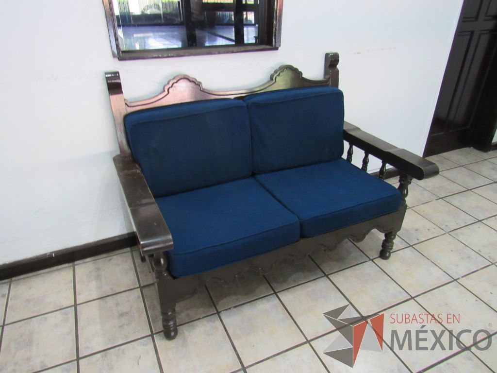 Lote 040 - Sillón de 2 plazas con 4 patas de madera color café y cojines color azul. - Imagen 2