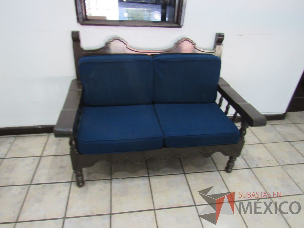 Lote 040 - Sillón de 2 plazas con 4 patas de madera color café y cojines color azul. - Imagen 3