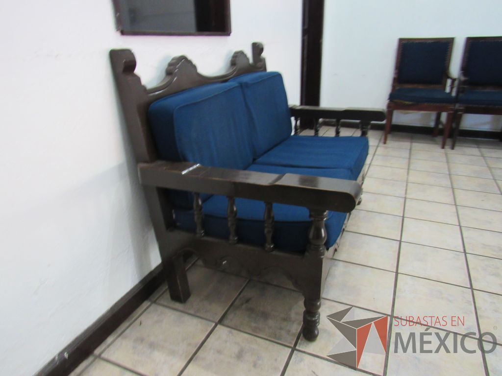 Lote 040 - Sillón de 2 plazas con 4 patas de madera color café y cojines color azul. - Imagen 4