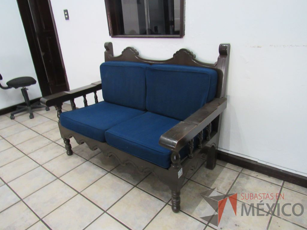 Lote 040 - Sillón de 2 plazas con 4 patas de madera color café y cojines color azul. - Imagen 5