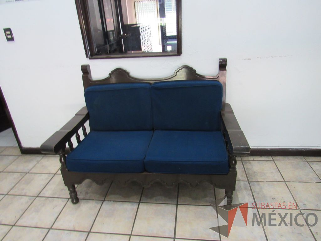 Lote 040 - Sillón de 2 plazas con 4 patas de madera color café y cojines color azul.