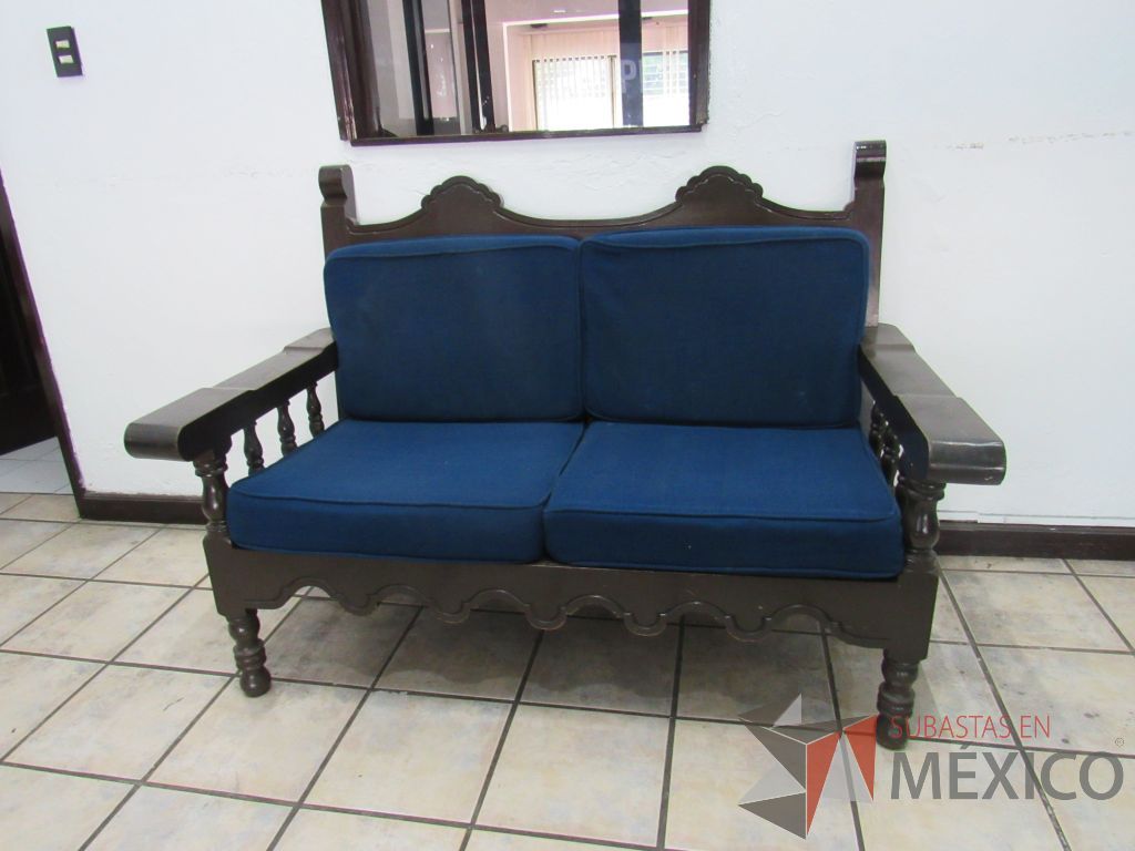 Lote 040 - Sillón de 2 plazas con 4 patas de madera color café y cojines color azul. - Imagen 6