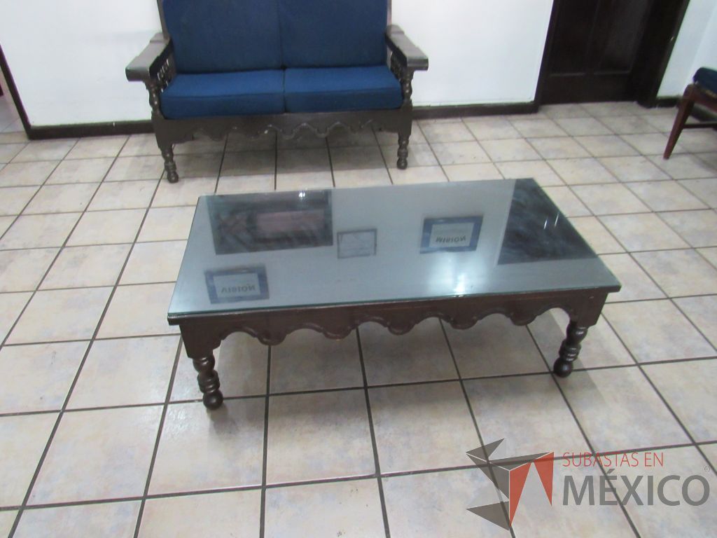 Lote 050 - Mesa de centro con 4 patas de madera color café y cubierta protectora de vidrio.