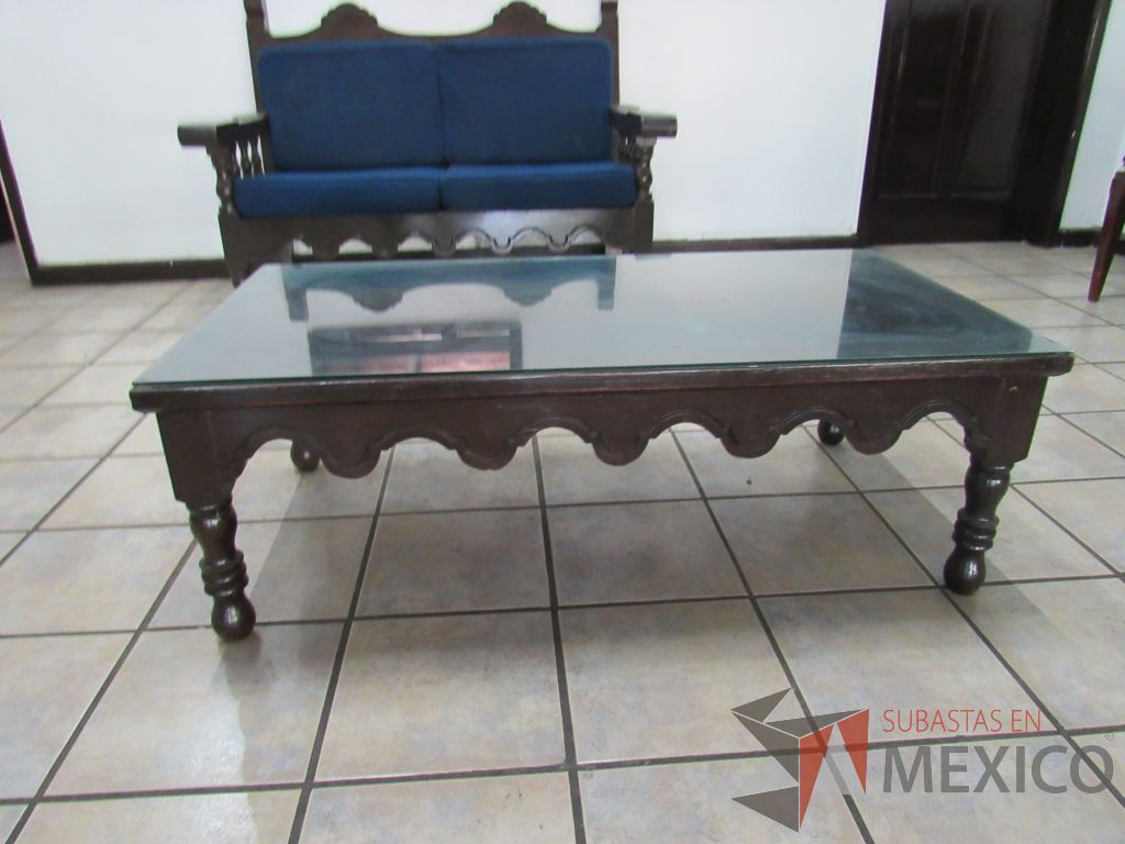 Lote 050 - Mesa de centro con 4 patas de madera color café y cubierta protectora de vidrio. - Imagen 2
