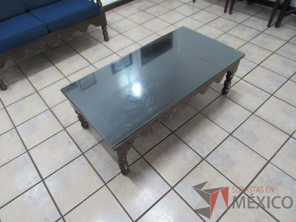 Lote 050 - Mesa de centro con 4 patas de madera color café y cubierta protectora de vidrio. - Imagen 3