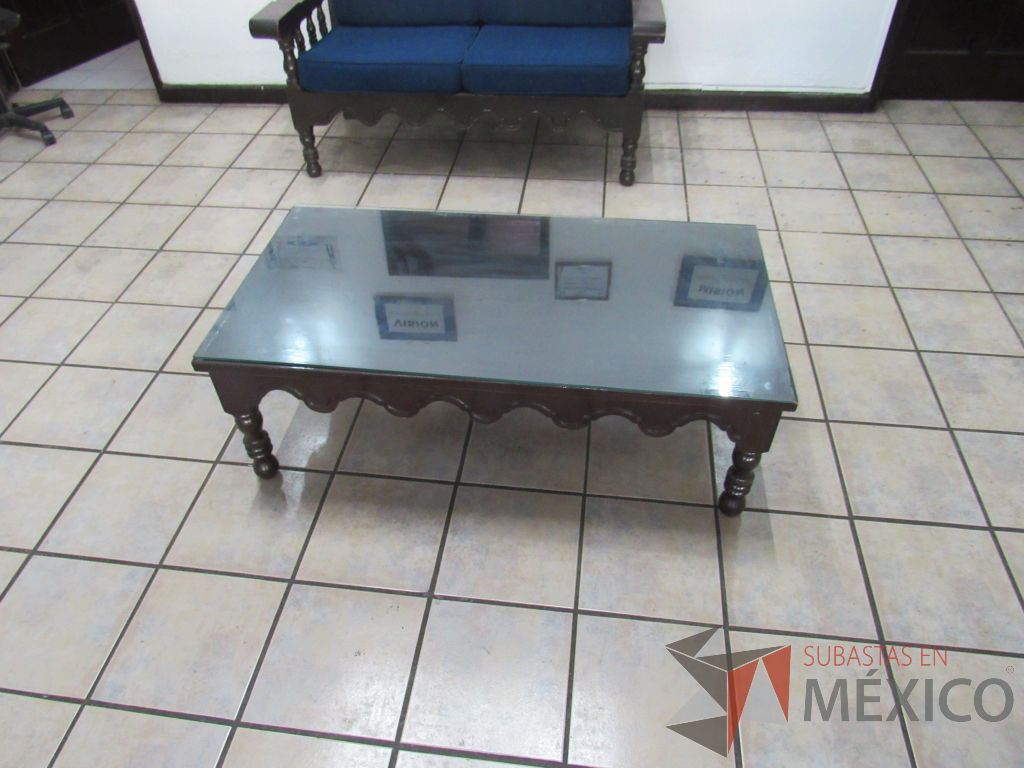 Lote 050 - Mesa de centro con 4 patas de madera color café y cubierta protectora de vidrio. - Imagen 4