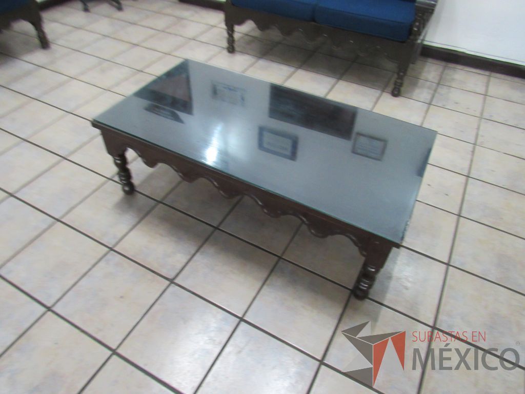 Lote 050 - Mesa de centro con 4 patas de madera color café y cubierta protectora de vidrio. - Imagen 5