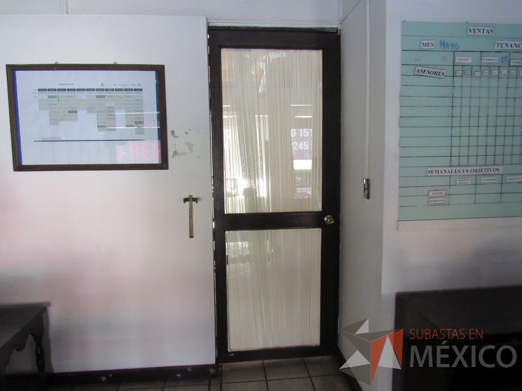 Lote 044 - Puerta de madera con manija y vidrio al medio color café.