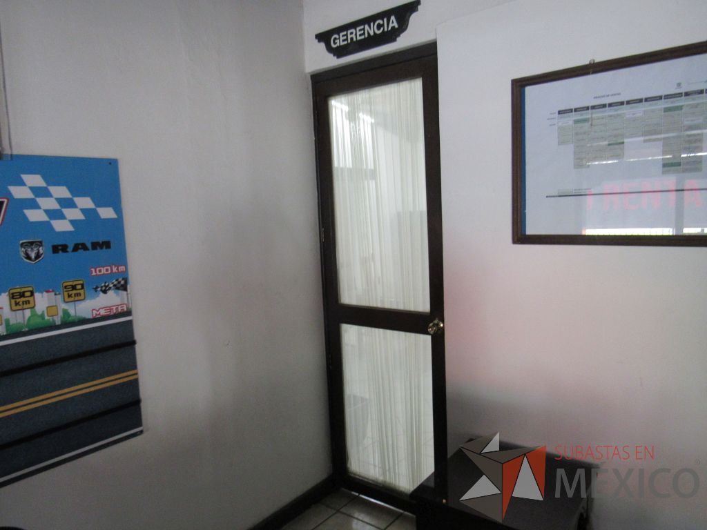 Lote 043 - Puerta de madera con manija y vidrio al medio color café.