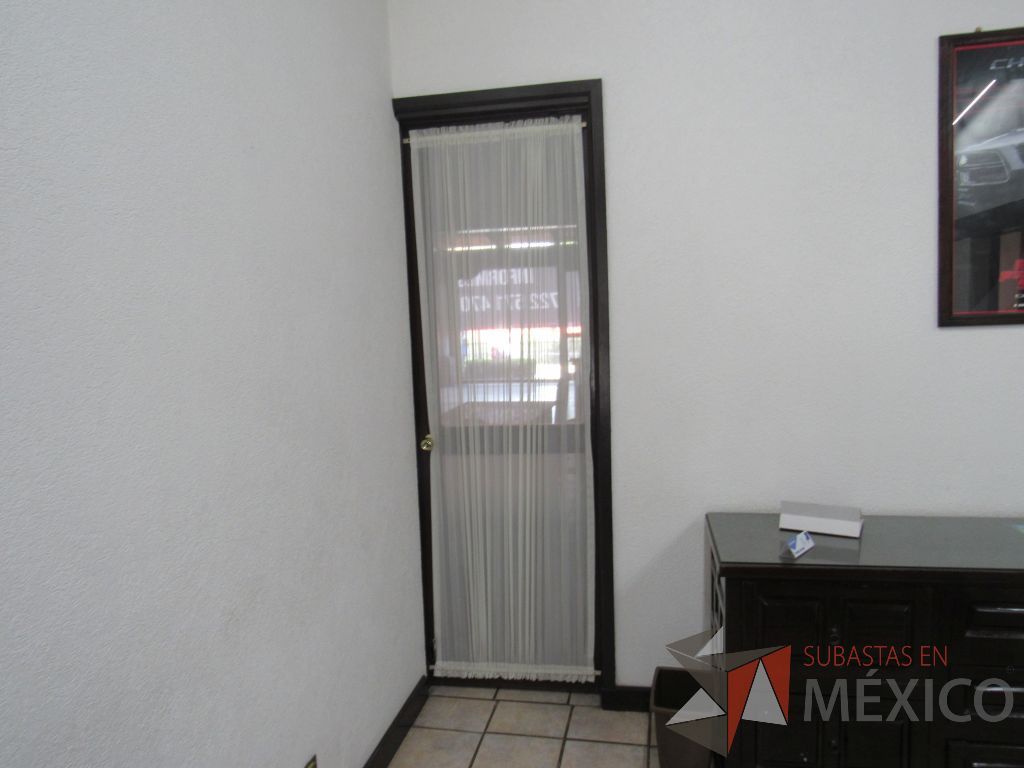 Lote 043 - Puerta de madera con manija y vidrio al medio color café. - Imagen 5