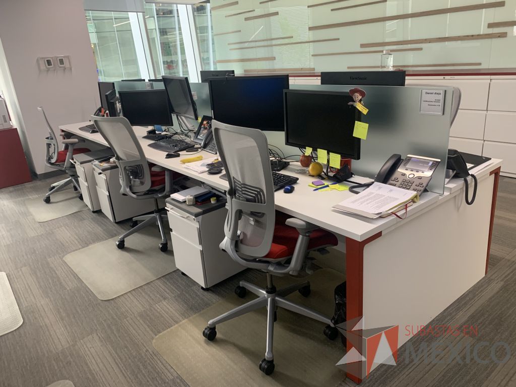 Lote 028 - Estación de trabajo para 6 personas con 6 archiveros