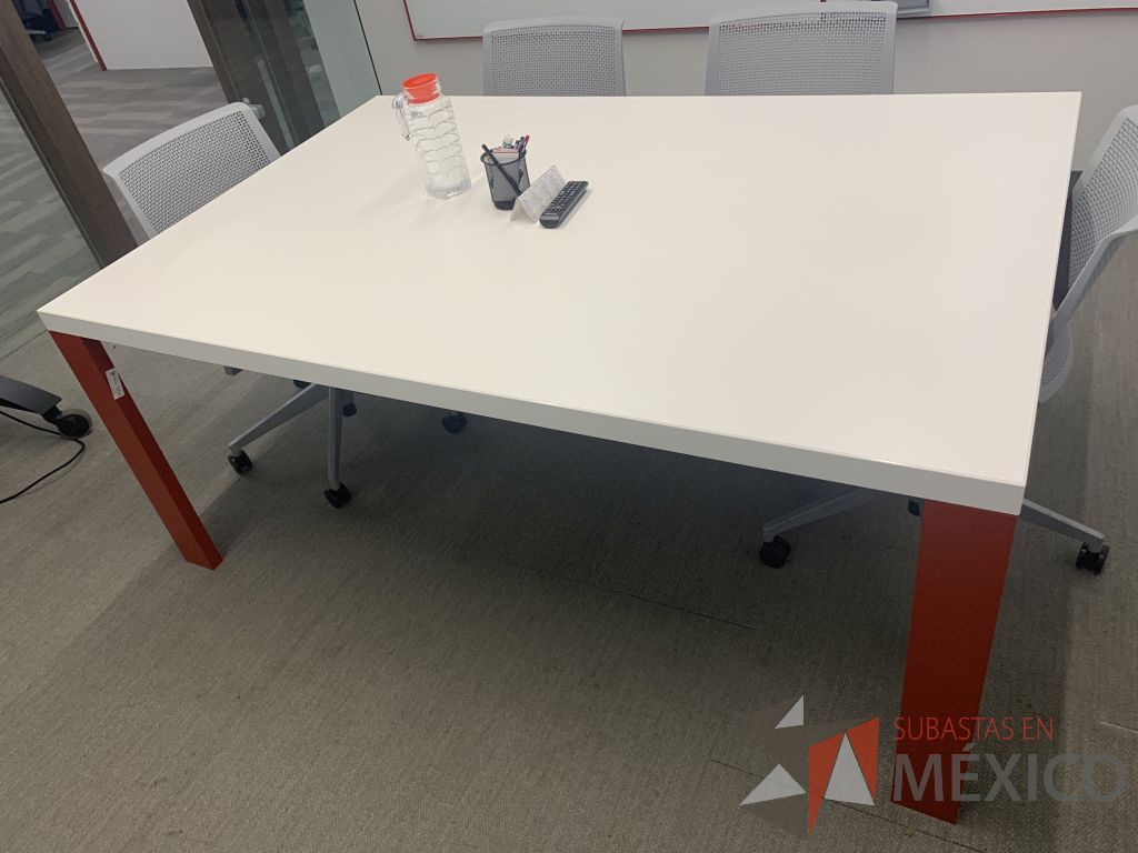 Lote 025 - Mesa de trabajo con 4 patas metálicas color rojo y cubierta color blanco