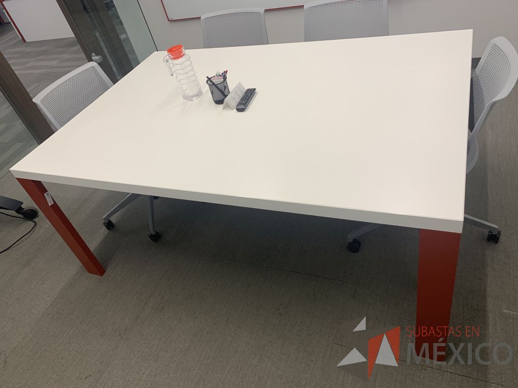Lote 025 - Mesa de trabajo con 4 patas metálicas color rojo y cubierta color blanco - Imagen 2