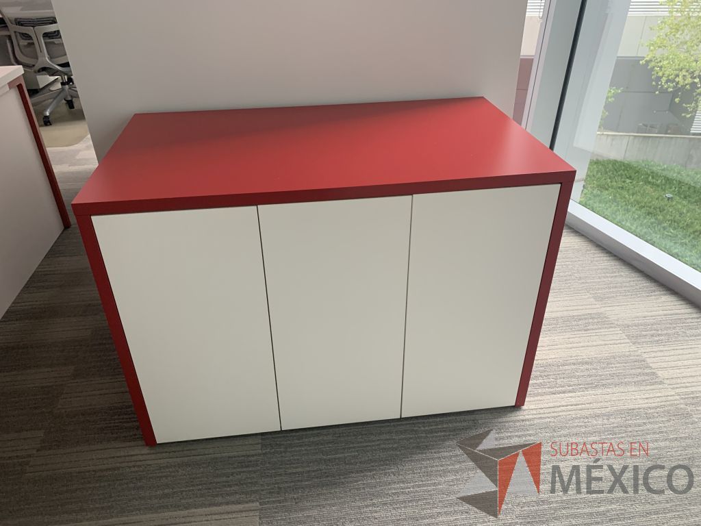 Lote 002 - Gabinete con 3 puertas color blanco, cubierta color rojo y 1 entrepaño - Imagen 6